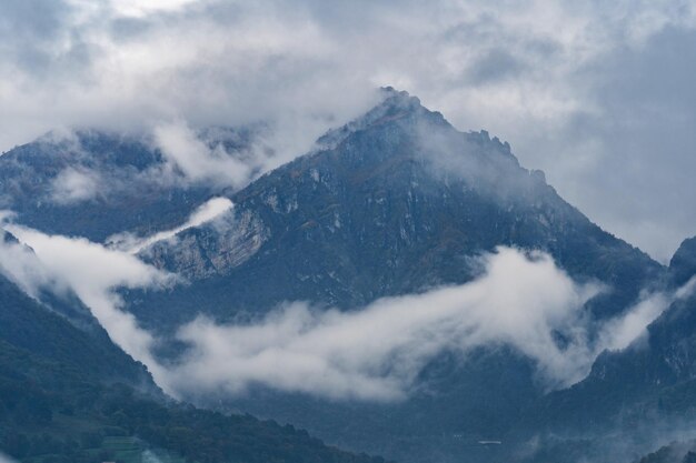 Schöne Landschaft der geschichteten, nebligen, nebligen Bergkette der italienischen Alpen während der abendlichen Lombardei