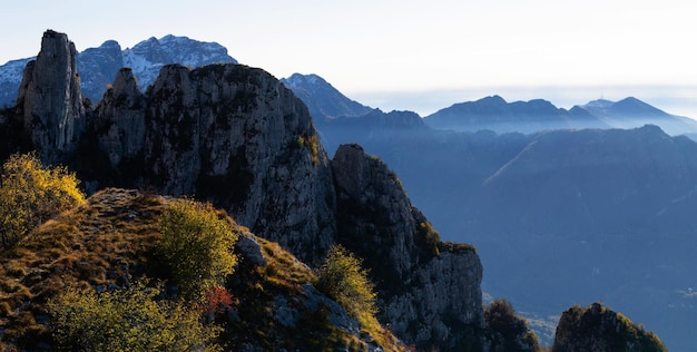 Schöne Landschaft der geschichteten, nebligen, nebligen Bergkette der italienischen Alpen während der abendlichen Lombardei