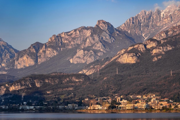 Schöne Landschaft der geschichteten, nebligen, nebligen Bergkette der italienischen Alpen während der abendlichen Lombardei