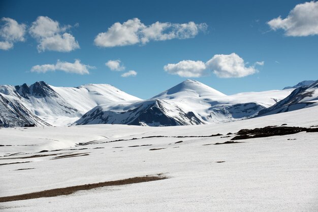 Schöne Landschaft der hohen Berge in Georgia