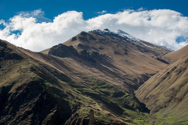 Schöne Landschaft der hohen Berge in Georgia