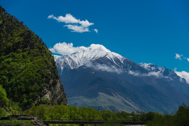 Schöne Landschaft der hohen Berge in Georgia