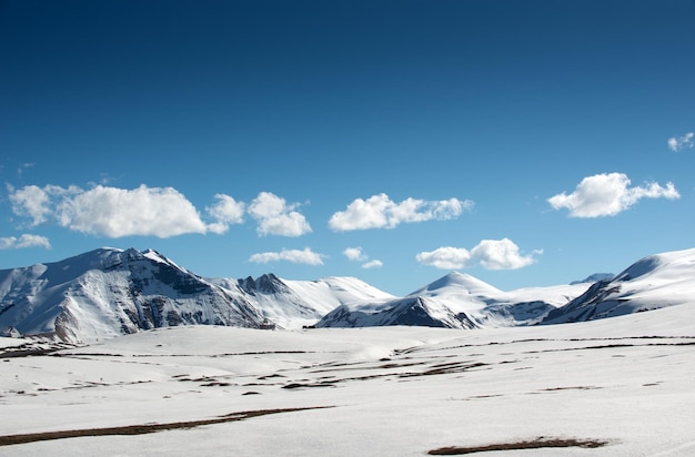 Schöne Landschaft der hohen Berge in Georgien