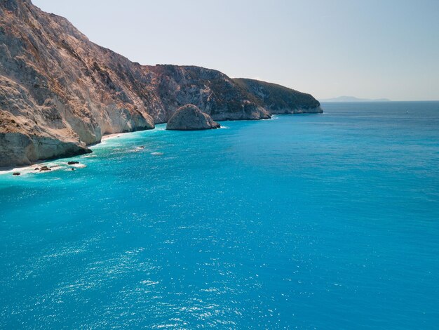 Schöne Landschaft der Insel Lefkada mit blauem Meerwasser