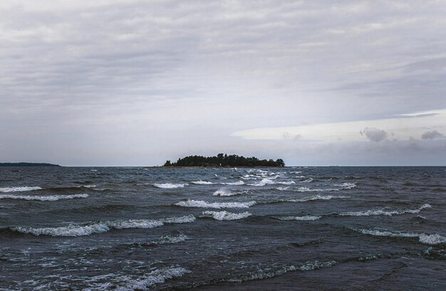 Schöne Landschaft der Ostsee bei bewölktem Wetter mit Blick auf die Insel