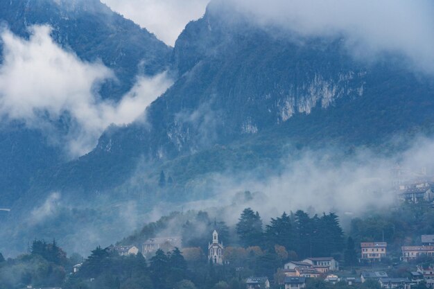 Schöne Landschaft der schichtförmigen nebligen italienischen Alpen-Gebirgskette am Abend Lombardei Italien