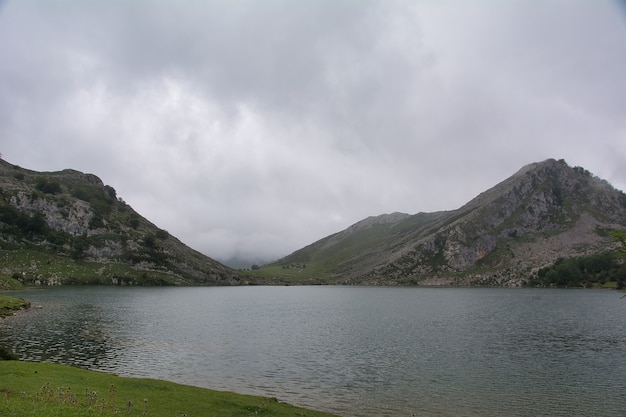 schöne landschaft der seen von covadonga in asturien in spanien enol see ercina see