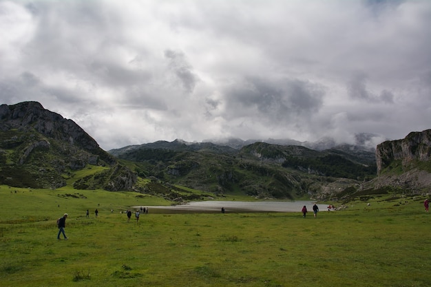 schöne landschaft der seen von covadonga in asturien in spanien enol see ercina see