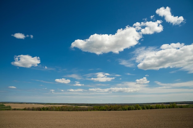 Schöne Landschaft des blauen Himmels mit Wolken und Feld in der Ukraine