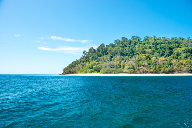 Schöne Landschaft des blauen Meerwassers und der tropischen Insel mit Strand