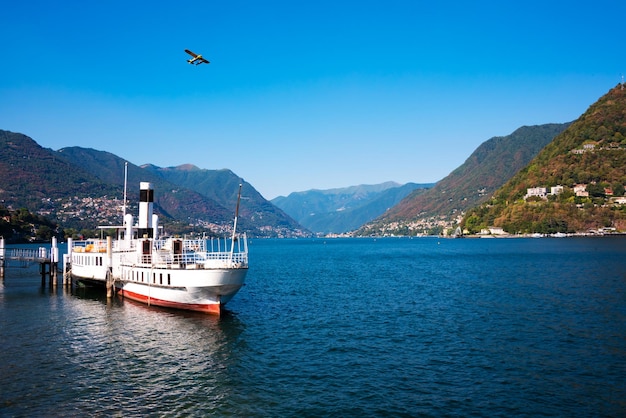 Schöne Landschaft des Comer Sees mit einem Boot