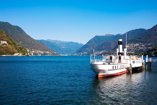 Schöne Landschaft des Comer Sees mit einem Boot