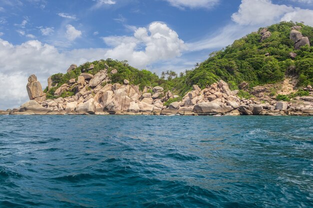 Schöne Landschaft des Landes vom Meer am sonnigen Tag in Thailand