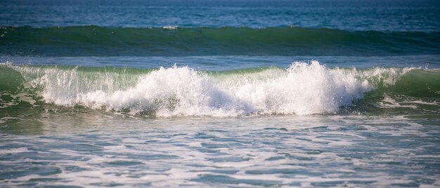 Schöne Landschaft des Meeres und des tropischen Strandes Reise- und Urlaubskopienraumpanorama des Meeres lan