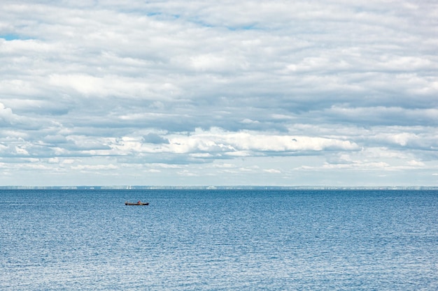 Schöne Landschaft des Meeres vor dem Hintergrund eines blauen Himmels mit Wolken