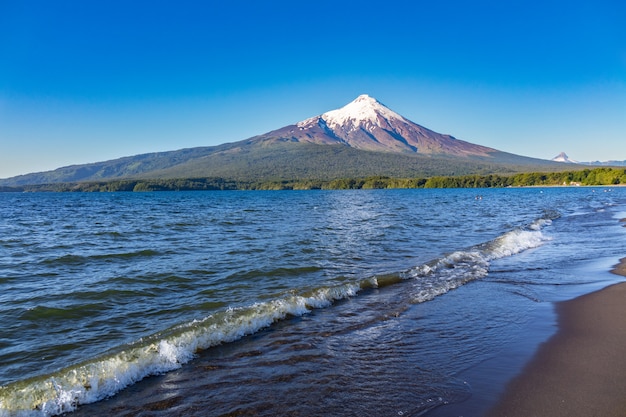 Schöne Landschaft des Sees, der Berge und des Vulkans, Chile, Patagonien, Südamerika