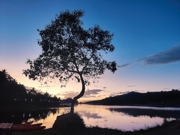 Schöne Landschaft des Sermo-Reservoirs in der Abenddämmerung