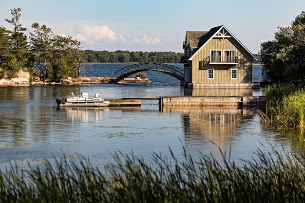 Schöne Landschaft des Thousand Islands National Park, Haus am Fluss, Ontario, Kanada