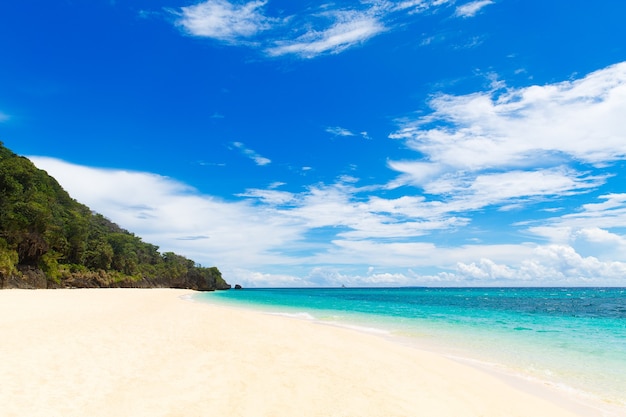 Schöne Landschaft des tropischen Strandes auf der Insel Boracay, Philippinen. Segelboot im Meer. Naturansicht. Sommerferienkonzept.