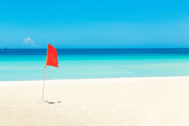 Schöne Landschaft des tropischen Strandes auf der Insel Boracay unter Lockdoun, Philippinen.