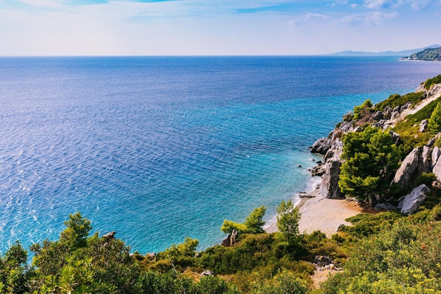 Schöne Landschaft des türkisfarbenen Mittelmeers und der felsigen Küste in Griechenland
