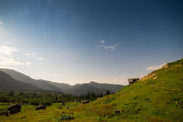 Schöne Landschaft eines Nachtsommer-Sternenhimmel-Holzhauses, Gorgit Highland Artvin, Türkei