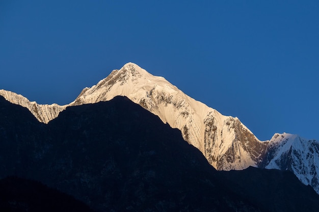 Schöne Landschaft im Himalaya Annapurna-Region Nepal Sonnenaufgang in den Bergen