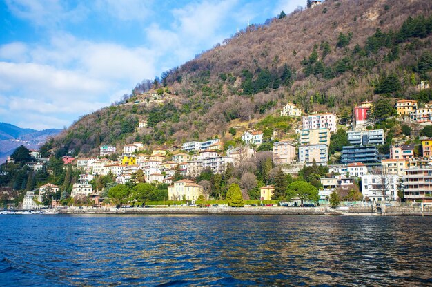 Schöne Landschaft Italiens - Gebäude auf Bergen und Comer See