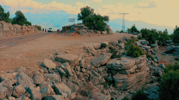 Schöne Landschaft Landschaftsansicht der Landstraße mit großen Steinen an einem sonnigen Sommertag