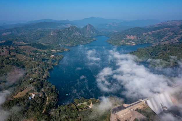 Schöne landschaft luftaufnahme mae suai damm oder hintergrund des blauen himmels des reservoirs bei chiang rai