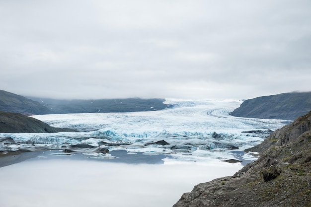 Schöne Landschaft mit Bergblick und Gletschersee. Vatnajökull-Gletscher, Südisland.