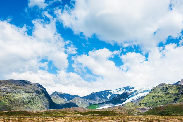 Schöne Landschaft mit Bergblick. Vatnajökull-Gletscher, Skaftafell-Nationalpark im Süden Islands.