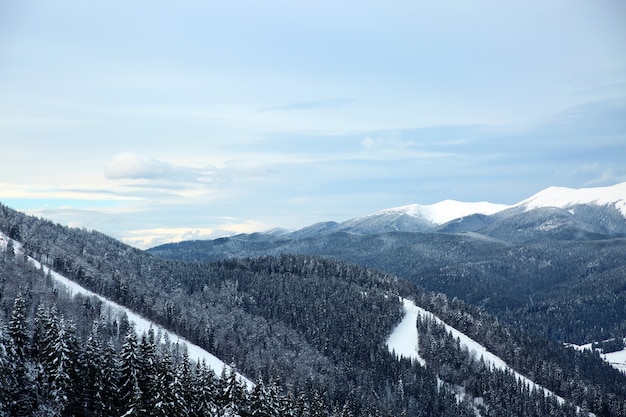 Schöne Landschaft mit Bergen am Wintertag