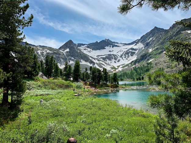 Schöne Landschaft mit Bergen und See am Sommermorgen, Altai