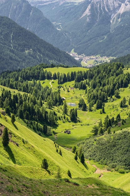 Schöne Landschaft mit Berghügel in den Alpen