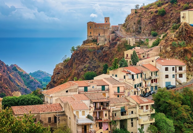 Schöne Landschaft mit Dorf Savoca auf dem Berg, Sizilien, Italien