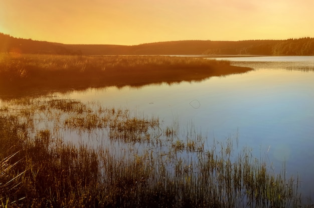 Schöne Landschaft mit einem See bei Sonnenuntergang