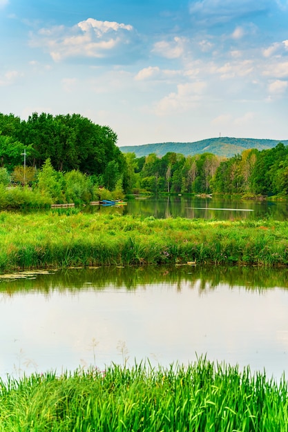 Schöne Landschaft mit einem See, umgeben von Bäumen Russische Natur