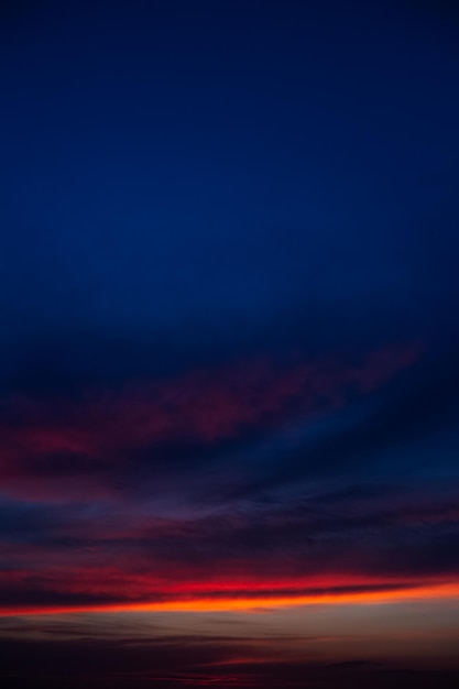 Schöne Landschaft mit farbenfrohem Sonnenuntergang mit dunkelblauen Wolken