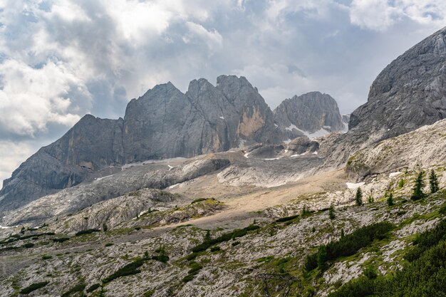 Schöne Landschaft mit felsigem Berg in den Alpen