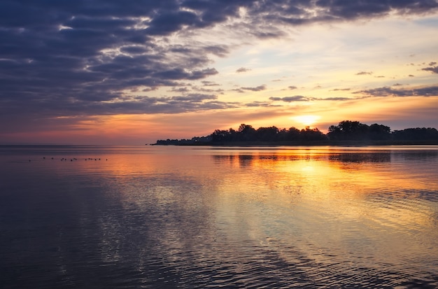 Schöne Landschaft mit feurigem Himmel und Meer des Sonnenuntergangs. Zusammensetzung der Natur