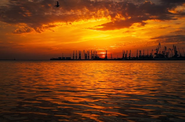 Schöne Landschaft mit feurigem Sonnenunterganghimmel und Meer.