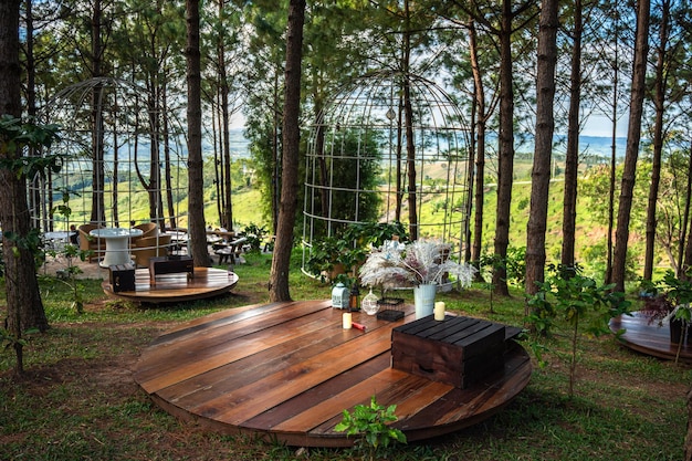 Schöne Landschaft mit hölzernen Ruhesitztischen und Stühlen Terrasse gegen den Außenberg