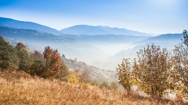 Schöne Landschaft mit Hügeln und Bergen