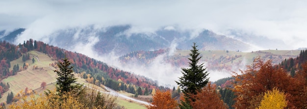 Schöne Landschaft mit Hügeln und Bergen