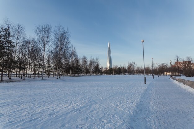 Schöne Landschaft mit Park und einem Glasturm im Winter Sankt Petersburg, Russland.
