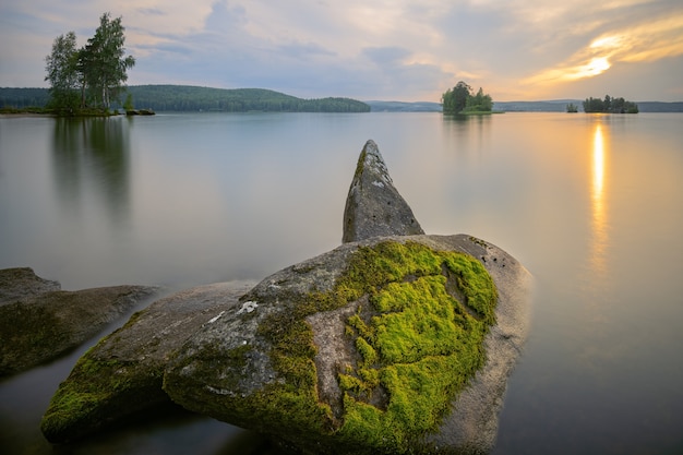 Schöne Landschaft mit Relief Vordergrund bei Sonnenuntergang