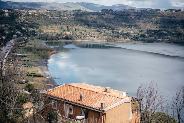 Schöne Landschaft mit Seebergen und orangefarbenem Ziegeldach in Italien