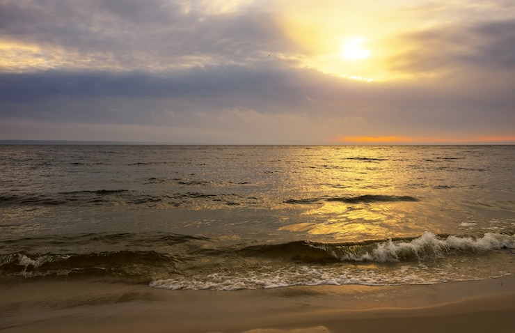 Foto schöne landschaft mit sonnenunterganghimmel. morgen, sonnenaufgang über dem meer.