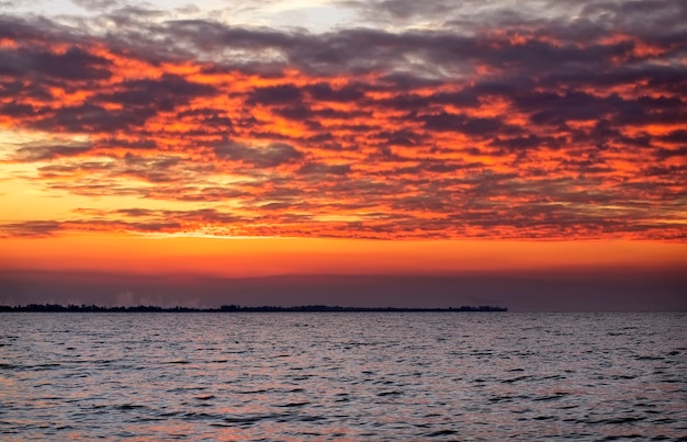 Schöne Landschaft mit Stausee und Sonnenuntergangshimmel